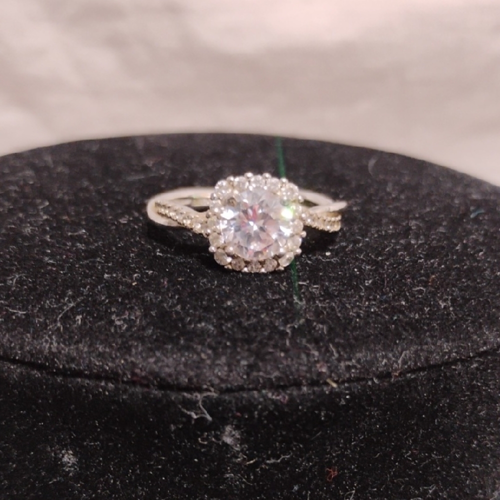 SALE!925 Sterling Silver Solitaire Ring W Brilliant Cut Stone/Little Side Stones